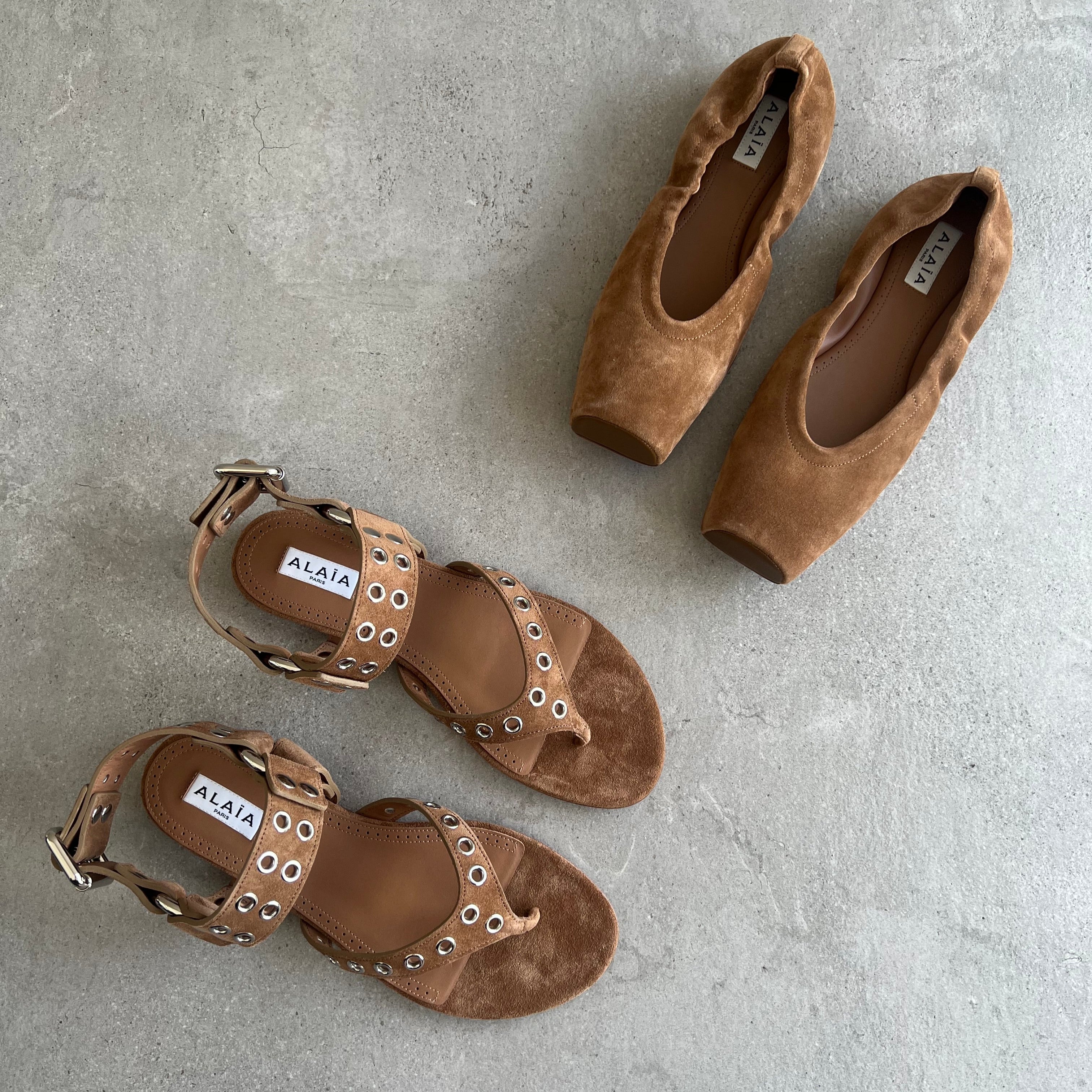 靴 ALAIA Studded Suede Open Toe Sandals 39 ALAIA Flat Eyelet Stud Thongs Suede, Terre D'Ombre – CULTSTATUS