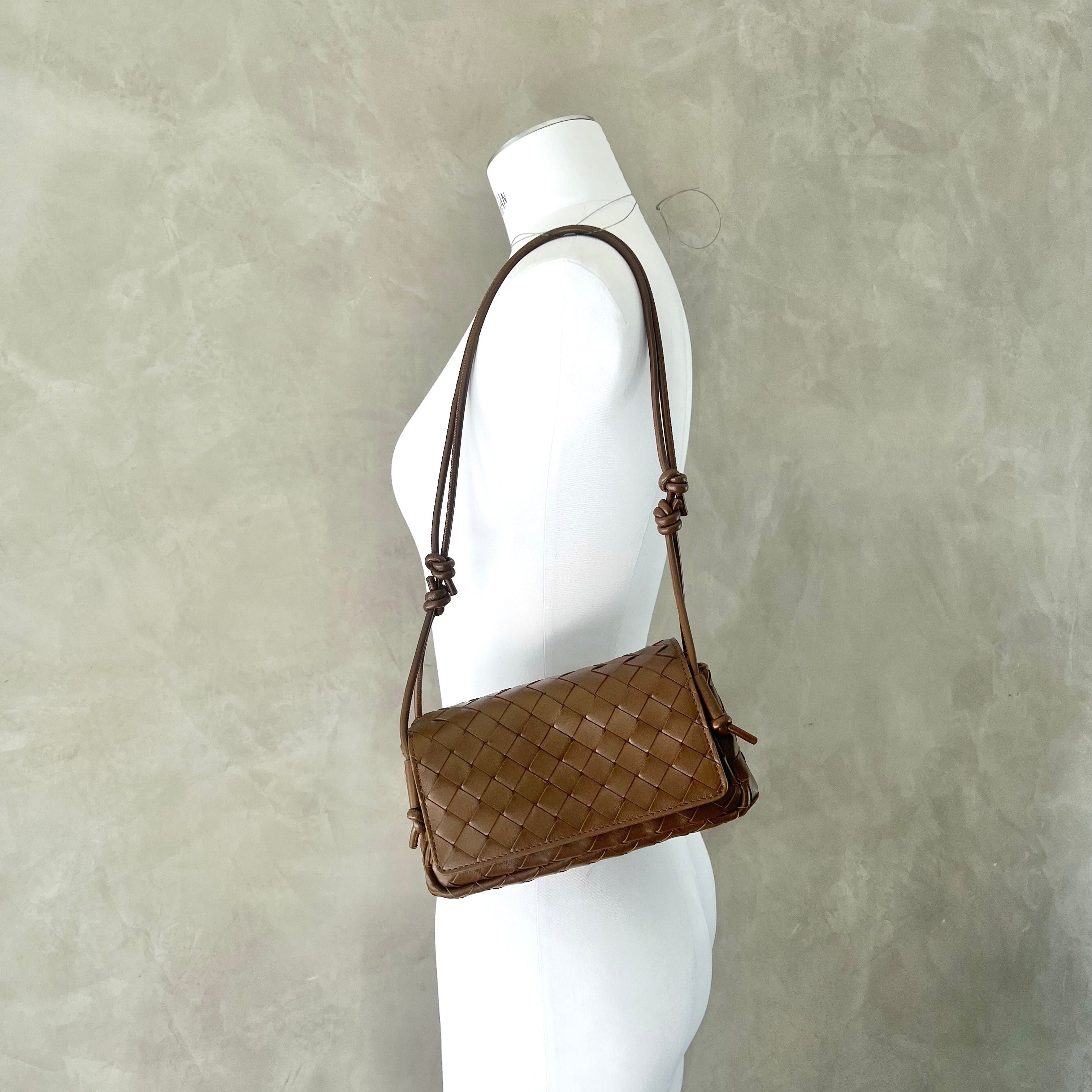 Bottega Veneta Notturno Flap, Nocciola – CULTSTATUS