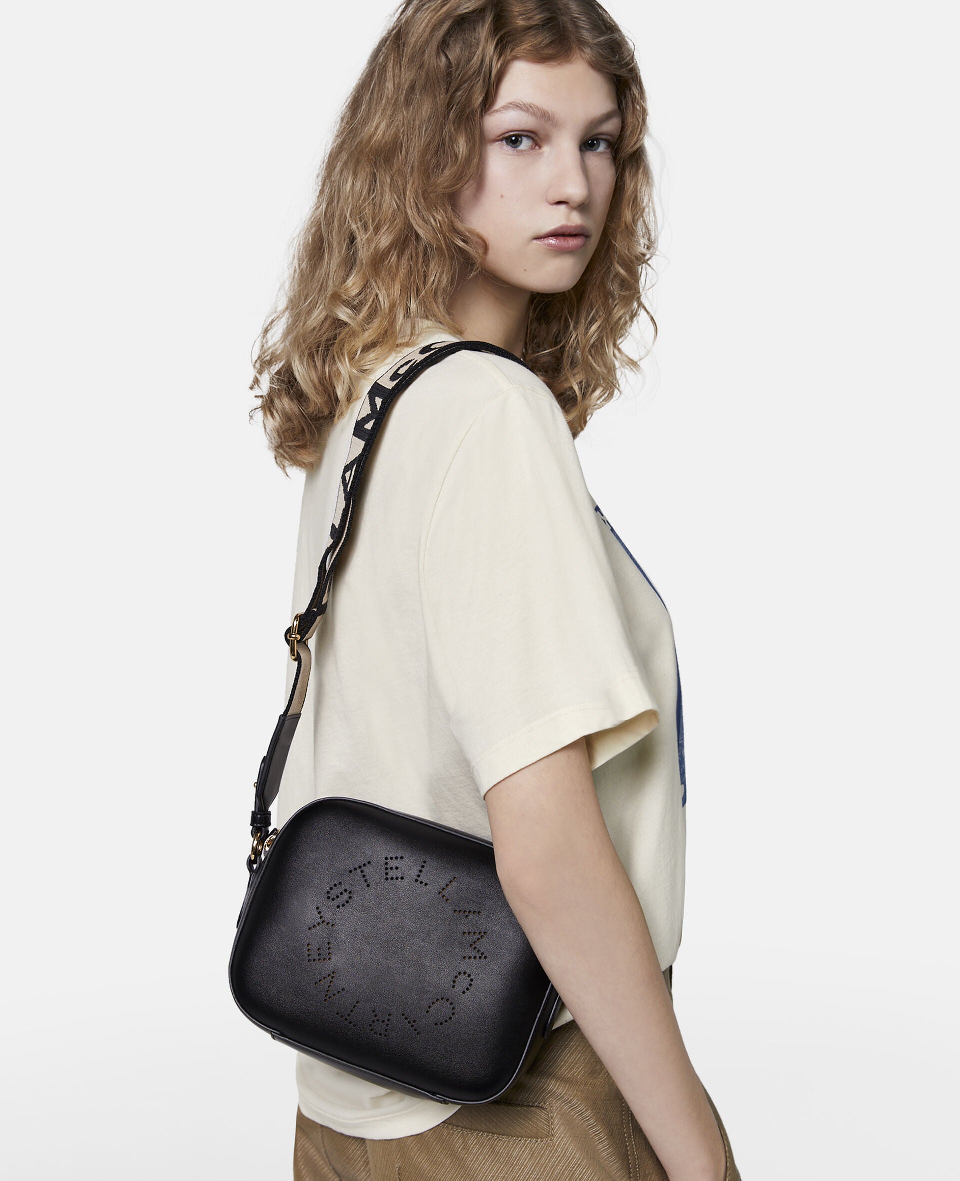 ショルダーバッグ STELLA LOGO MINI CAMERA SHOULDER BAG Stella McCartney Stella Logo Camera Grain, Black – CULTSTATUS