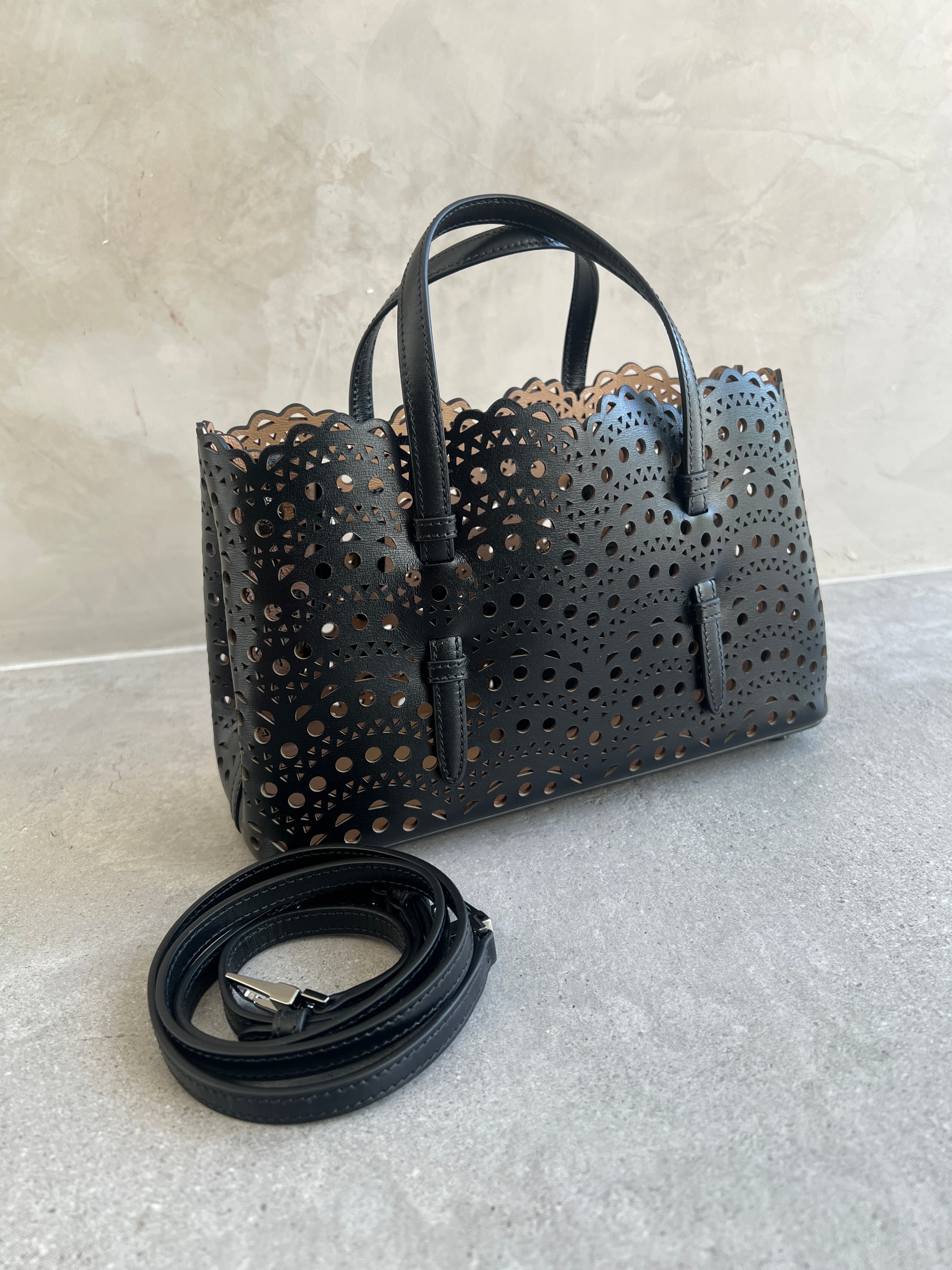 ALAIA Mina 25 E/W Vienne Calfskin, Black – CULTSTATUS