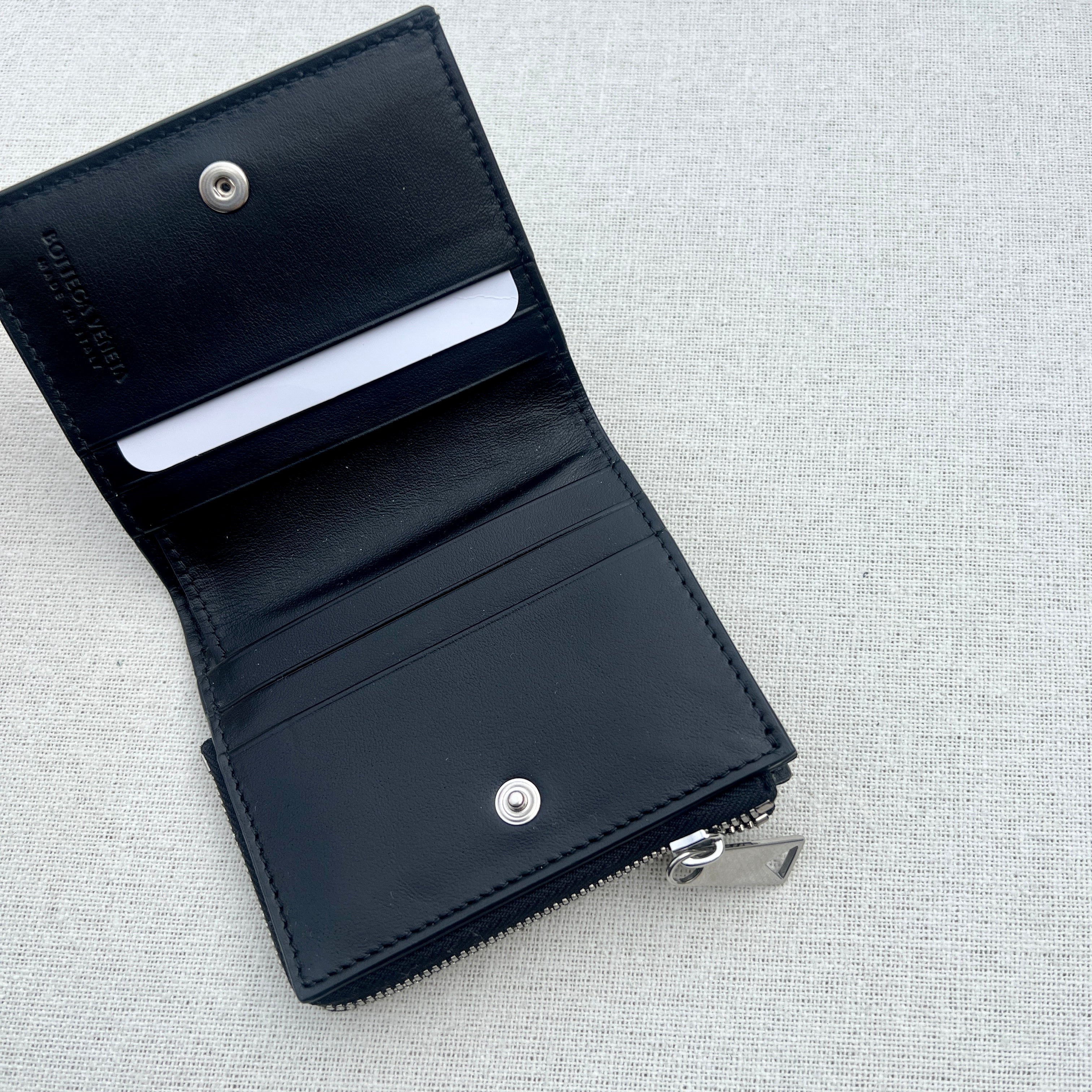 Bottega Veneta Bi-Fold Compact Wallet Zip Round , Black(S