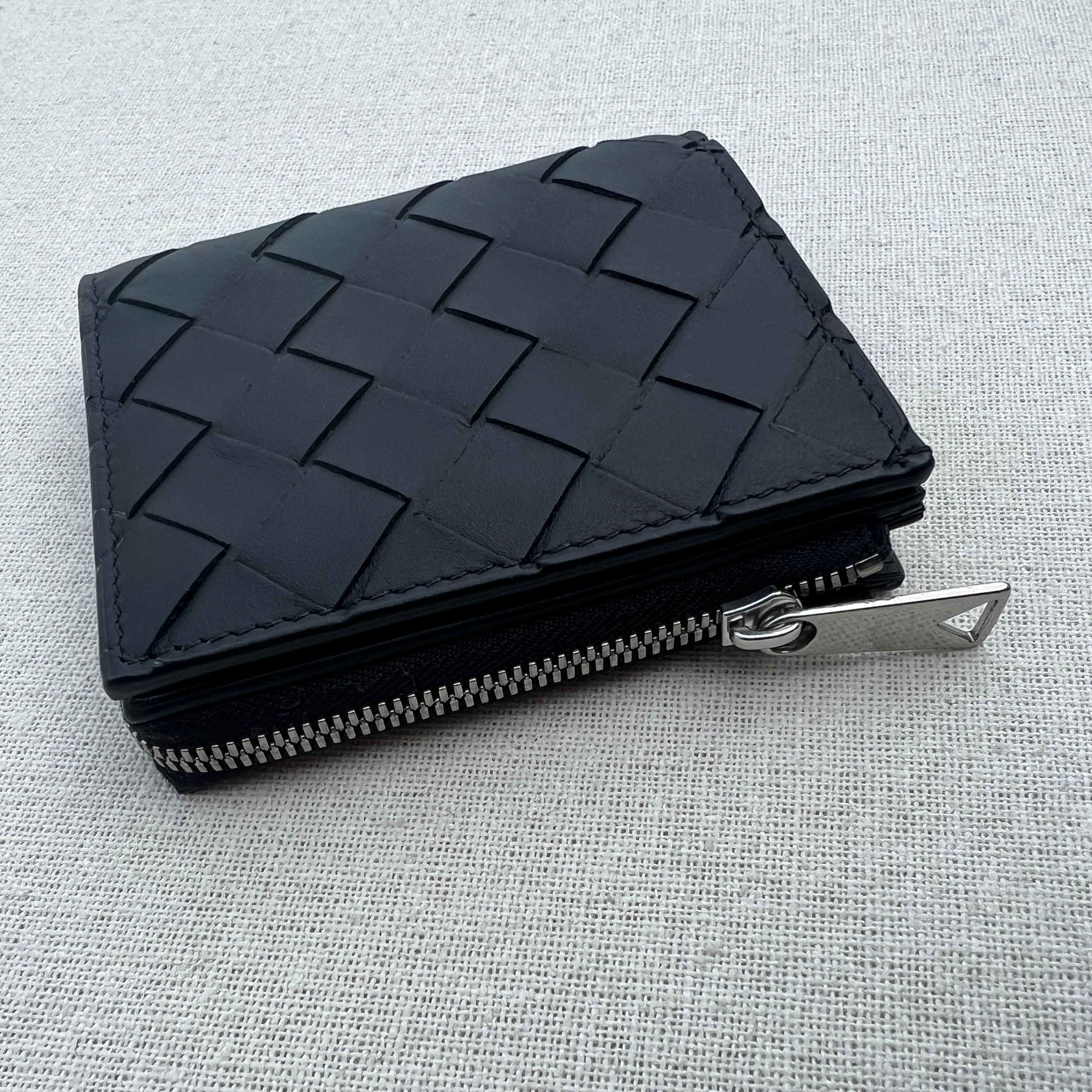 Bottega Veneta Bi-Fold Compact Wallet Zip Round , Black(S