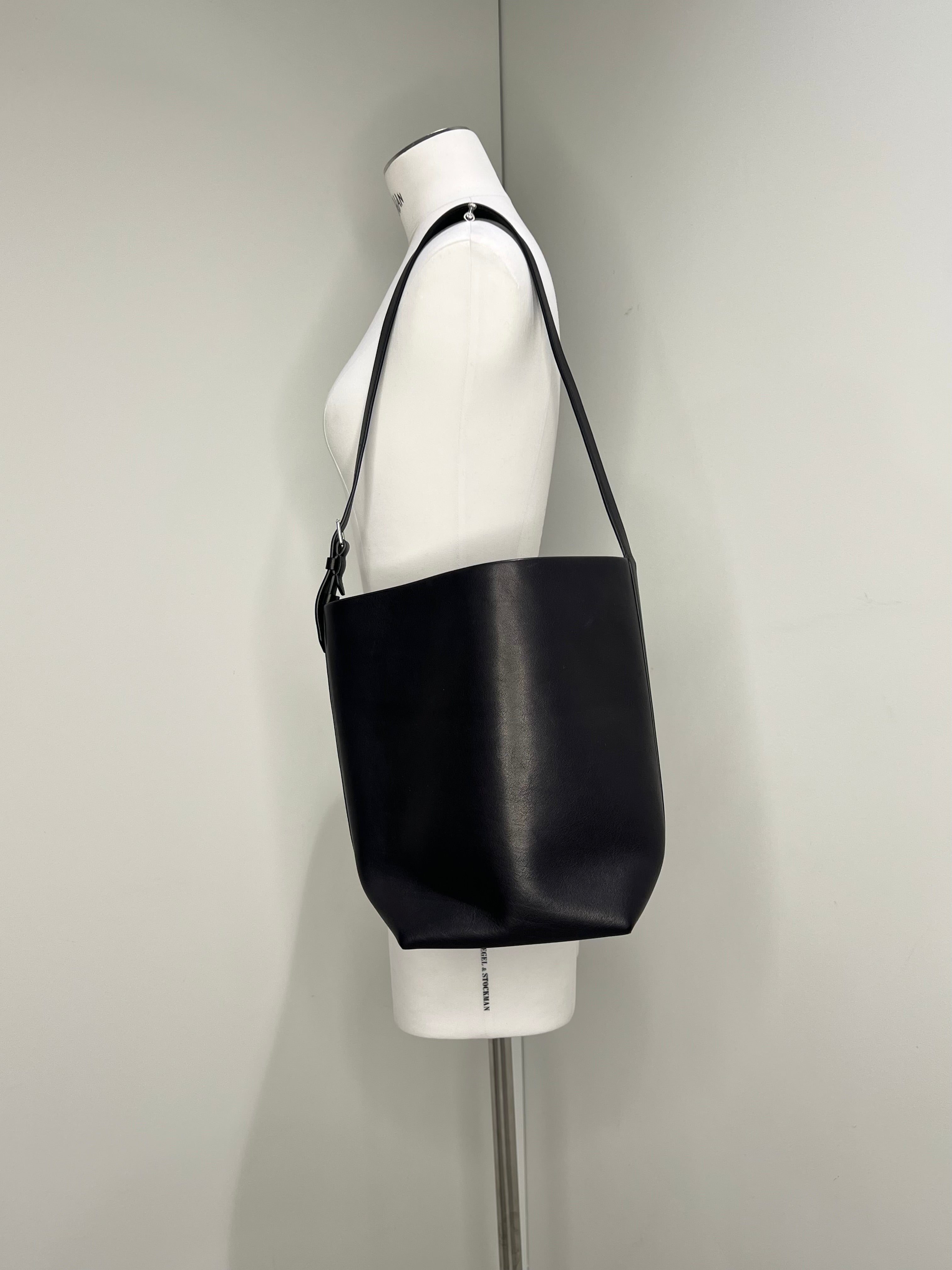 The Row Belt Park Tote N/S, Black (S) – CULTSTATUS