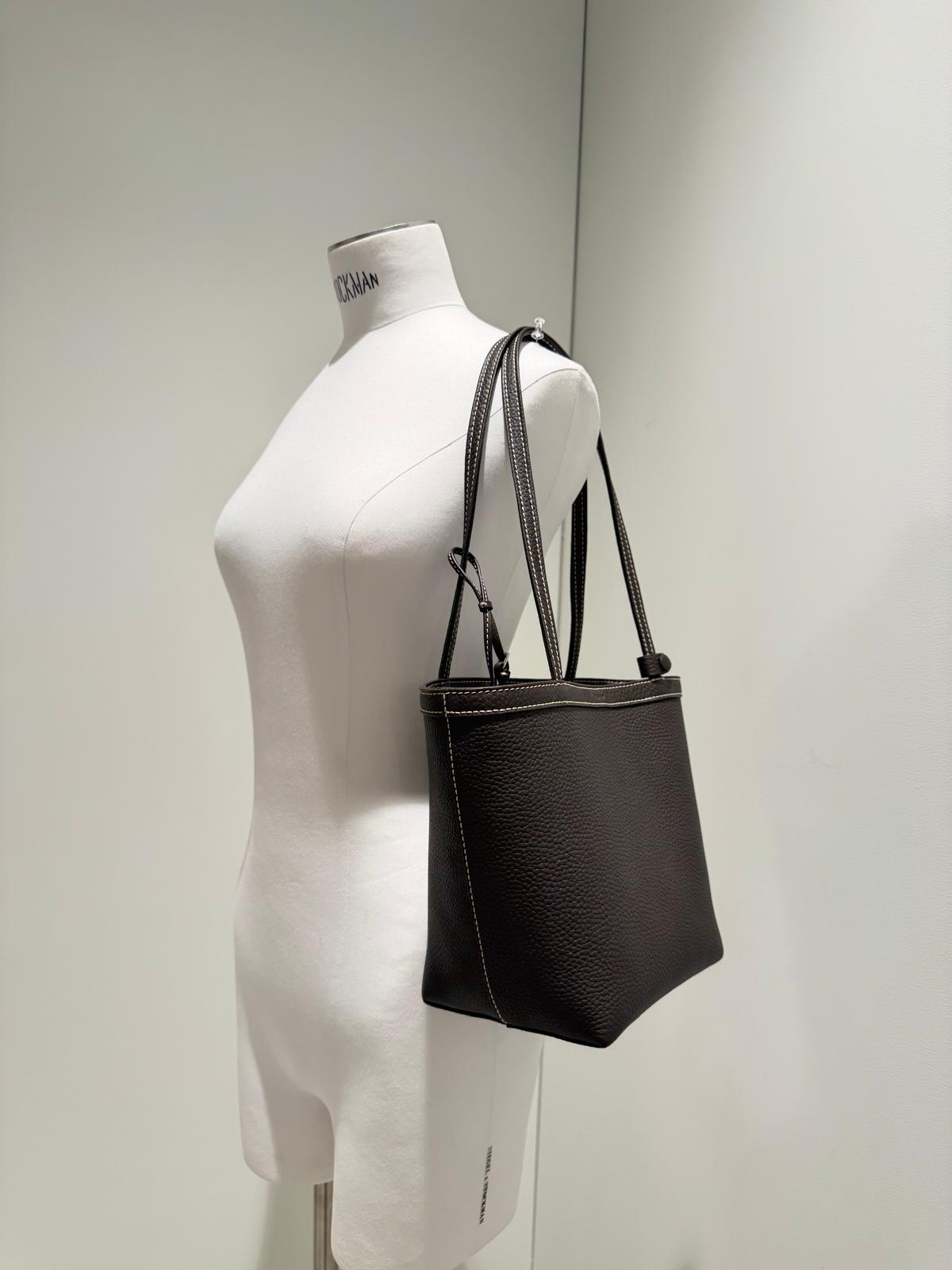 the row Medium Park Tote Stitch レザーバッグ黒 Medium Park Tote Stitch Bag Black – The Row