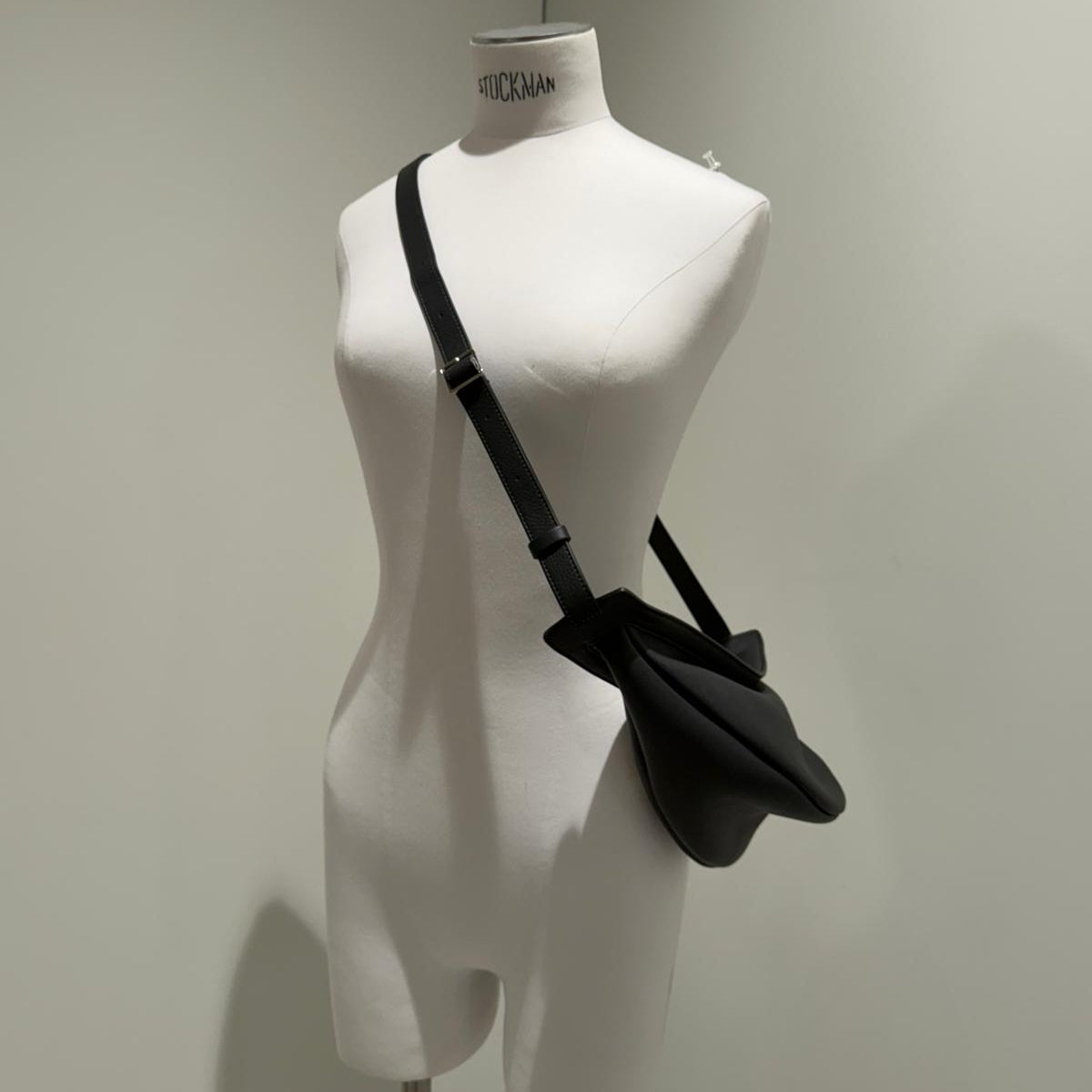 Slouchy Banana Bag Leather Small, Black – CULTSTATUS