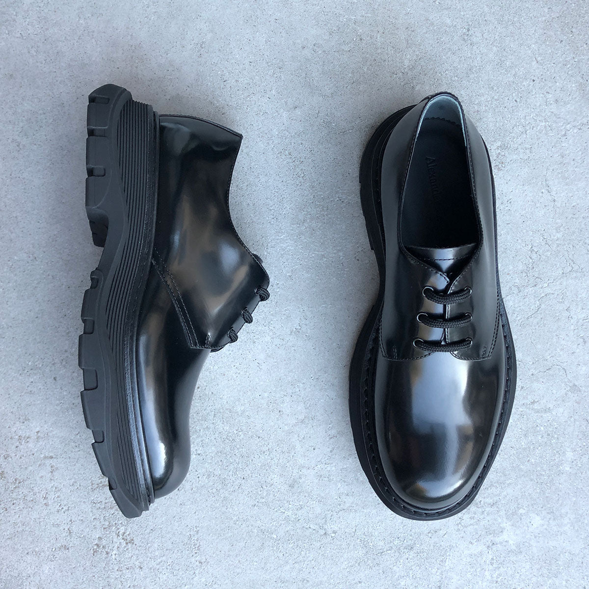 Alexander McQueen Tread Derby Polished, Black – CULTSTATUS