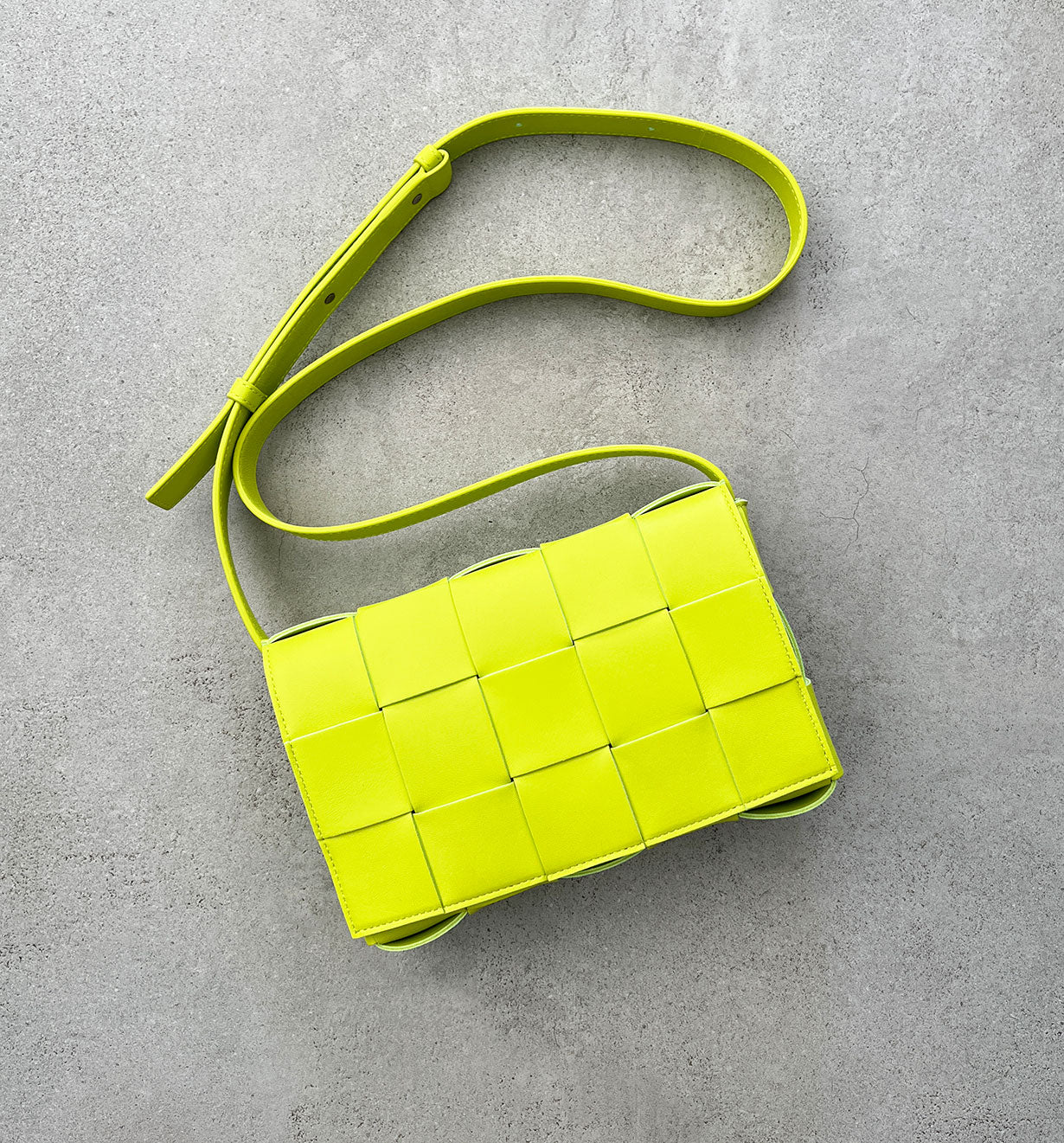 BOTTEGA VENETA アシッドキウイ ケース Bottega Veneta ZIPPED カードケース - Acid Kiwi & Gold | FWRD